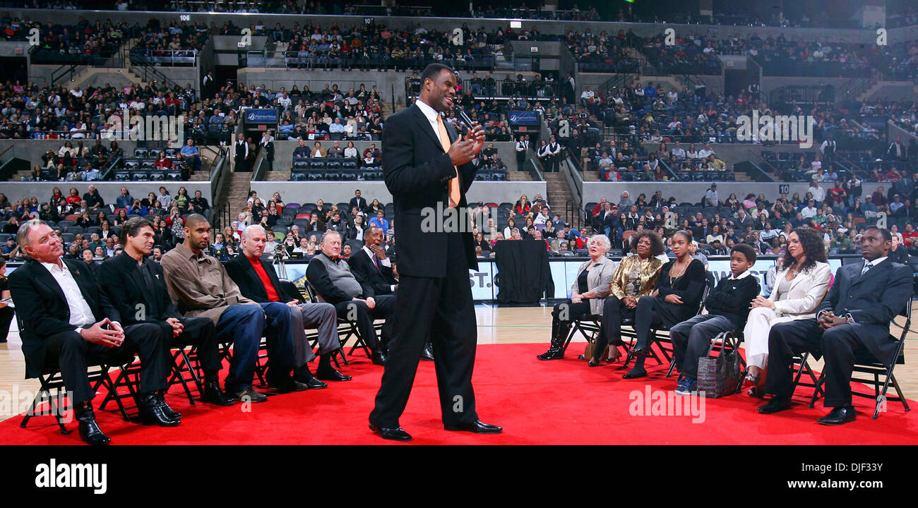 Dec 22, 2007 - San Antonio, Texas, USA - Former Spurs' player DAVID ROBINSON speaks during the  retirment of Former Spurs' player Avery Johnson's No. 6 jersey, the sixth retired by the Spurs, after the Clippers game Saturday Dec. 22, 2007 at the AT&T Center.  (Credit Image: © Edward A. Ornelas/San Antonio Express-News/ZUMA Press) RESTRICTIONS: * San Antonio, Seattle Newspapers and  Stock Photo