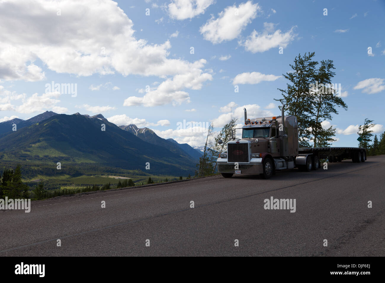 Pete 379 semi truck parked in British Columbia flat deck Stock Photo