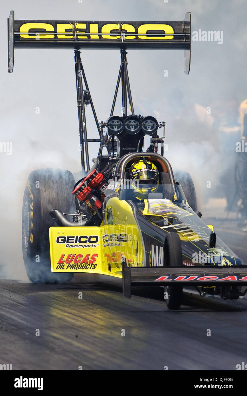 Morgan Lucas does a burnout in his Geico Powersports / Lucas Oil Top ...