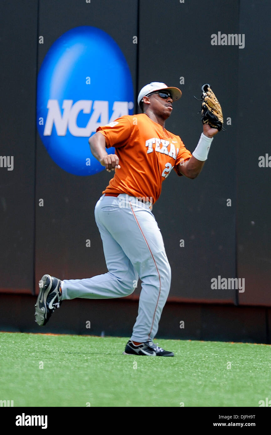 Right fielder (29) Kevin Keyes OF of Texas cathces a fly ball during