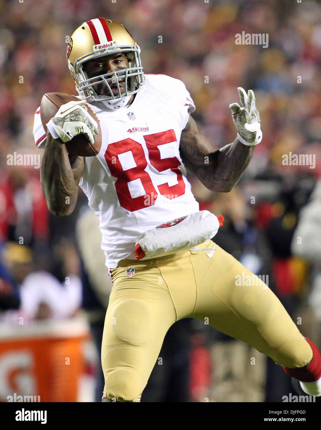 Landover, Maryland, USA. 25th Nov, 2013. San Francisco 49ers tight end Vernon Davis (85) makes a one-handed grab during a regular season match between the Washington Redskins and the San Francisco 49ers at FedEx Field in Landover, Maryland. Credit:  Action Plus Sports/Alamy Live News Stock Photo