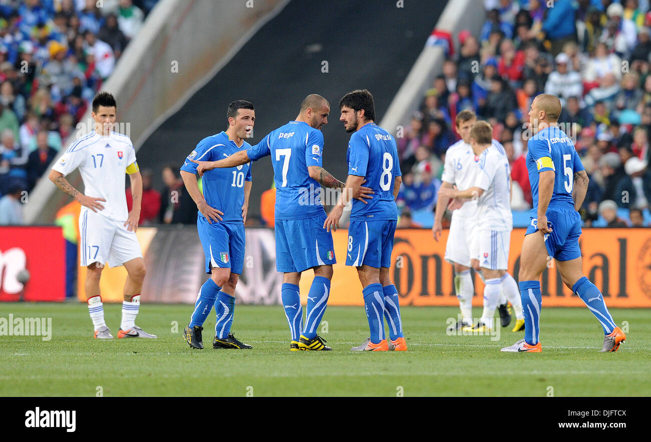 June 24 10 Johannesburg South Africa Simone Pepe Of Italy Speaks With Antonio Di Natale And Gennaro Gattuso During The 10 Fifa World Cup Soccer Match Between Slovakia And Italy