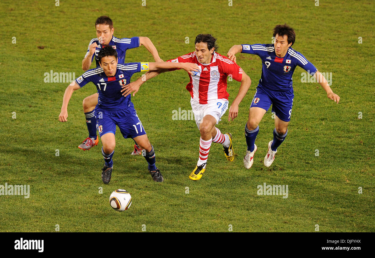 June 28, 2010 - Pretoria, South Africa - Roque Santa Cruz of Paraguay fights for the ball with Shinji Okazaki and Makoto Hasebe of Japan during the 2010 FIFA World Cup soccer match between Paraguay and Japan at Loftus Versfeld Stadium on June 29, 2010 in Pretoria, South Africa. (Credit Image: © Luca Ghidoni/ZUMApress.com) Stock Photo