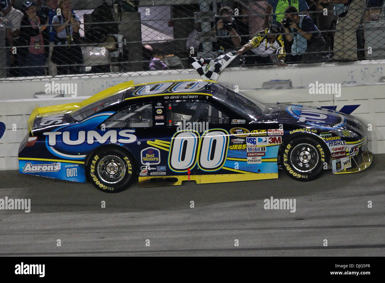 david-reutimann-in-car-00-receives-the-checkered-flag-after-winning-DJG5FR.jpg