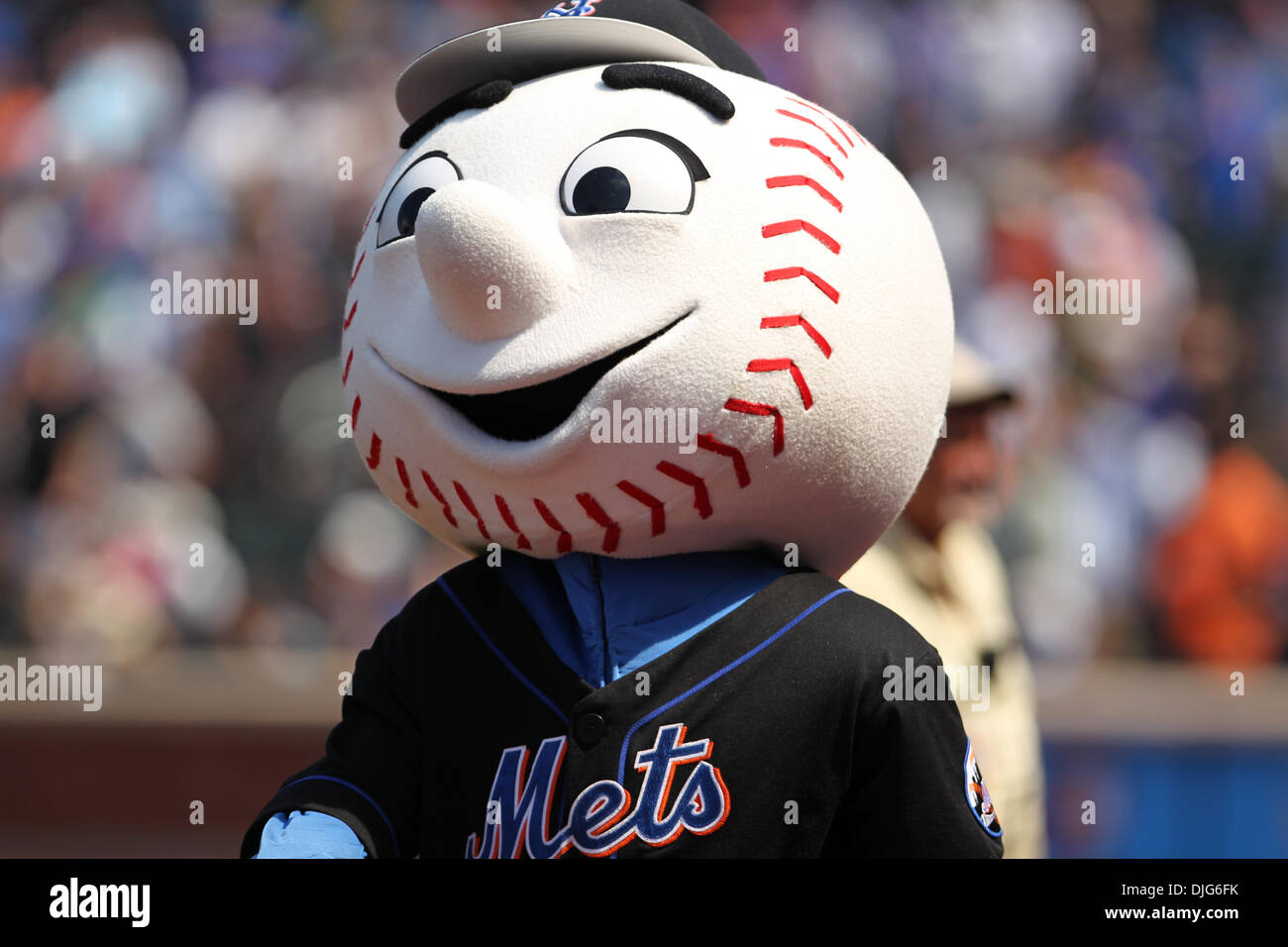 Atlanta, GA. USA; Atlanta Braves mascot, Blooper, entertains the fans  during a major league baseball game against the Colorado Rockies, Tuesday,  Augu Stock Photo - Alamy