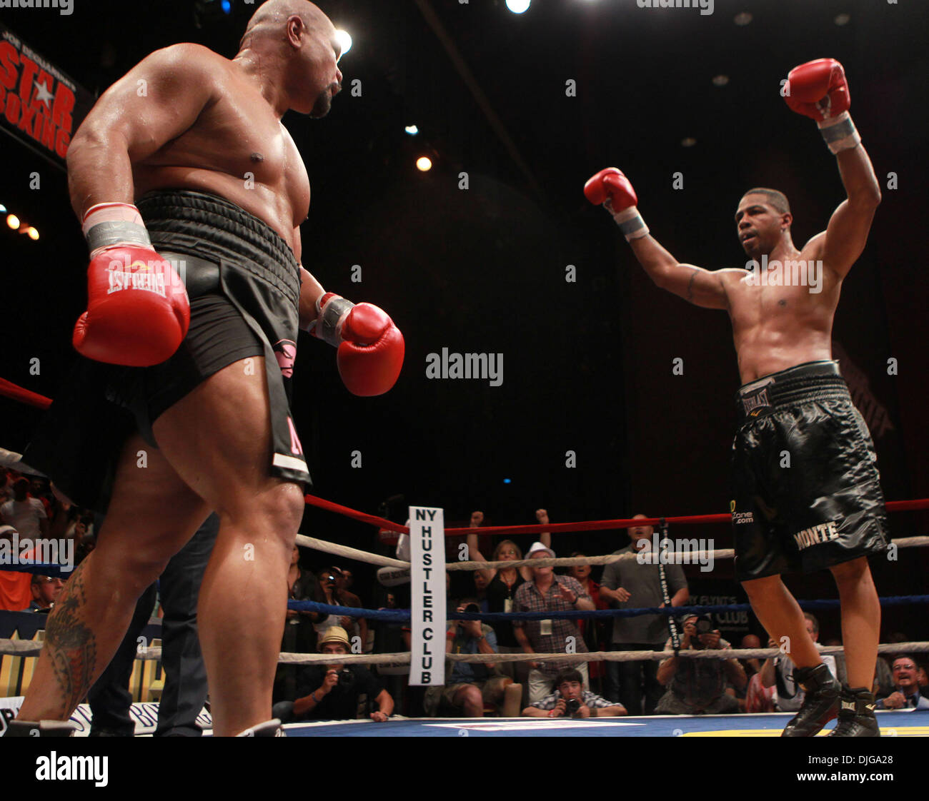 Jul 17 10 Atlantic City New Jersey United States David Tua Black W White Trim Skort Trunks Vs Monte Barrett Black Trunks With 2 Gunz On Band In Action