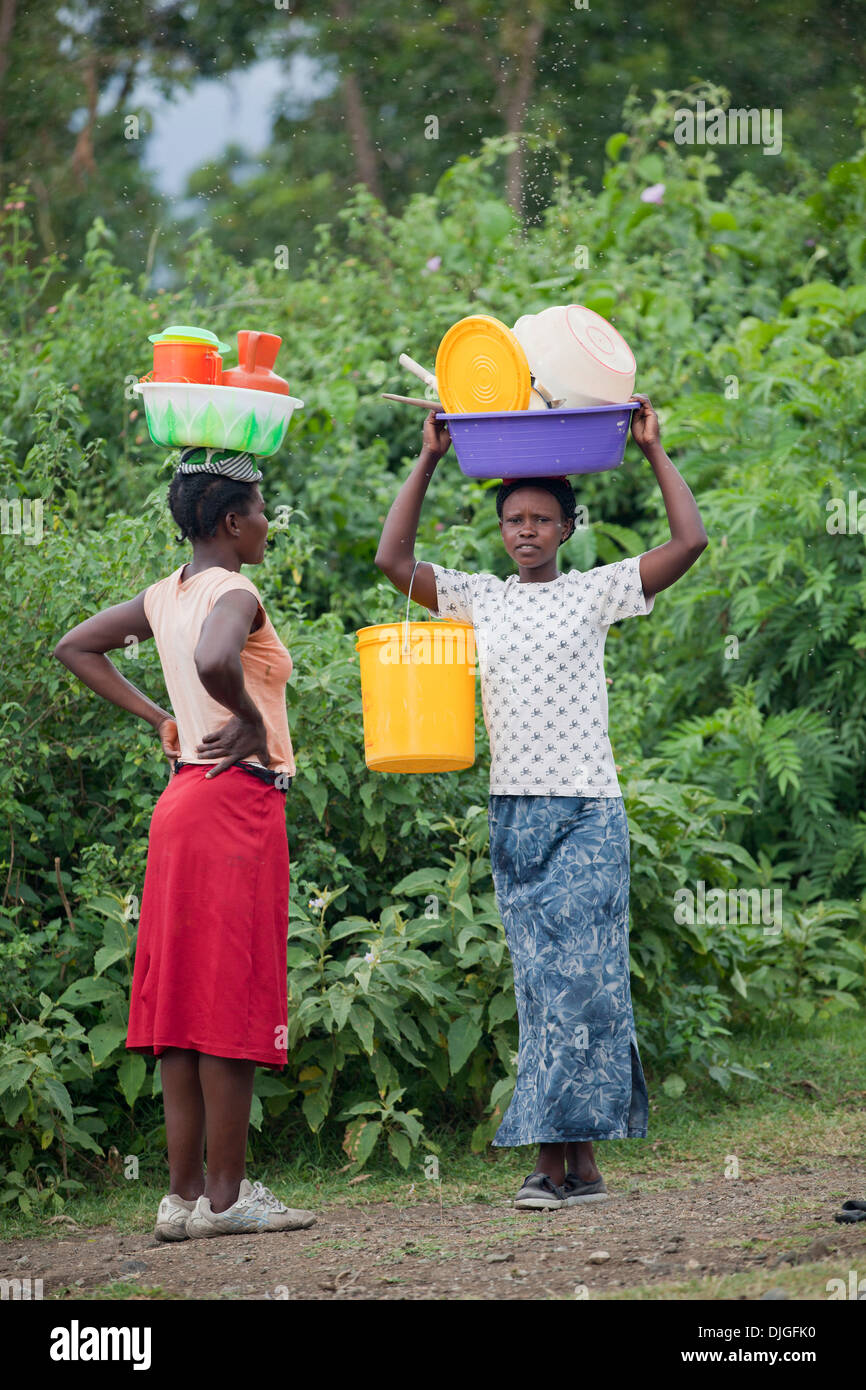 Carrying bowl on her head hires stock photography and images Alamy