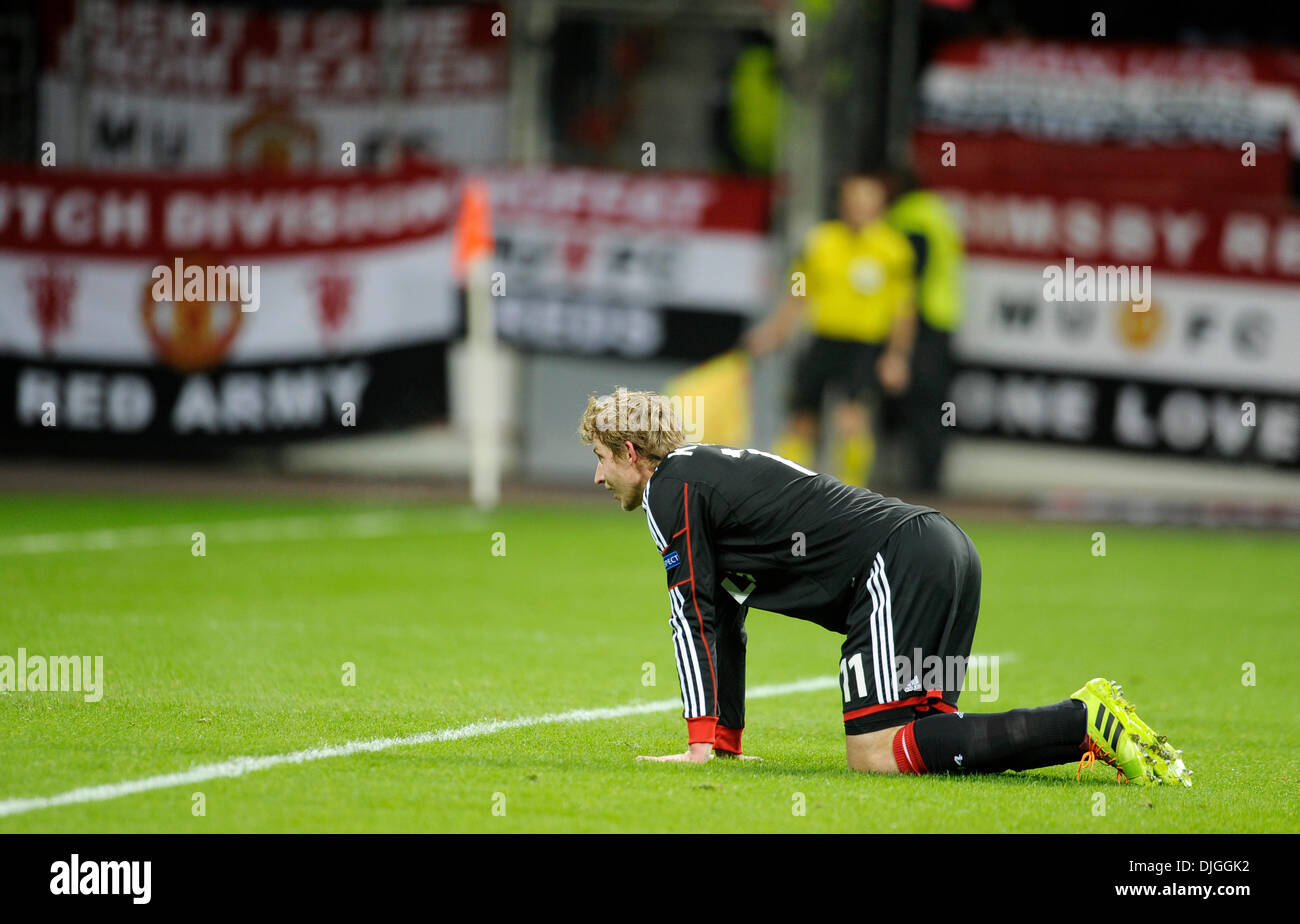 BayArenea, Leverkusen, Germany November 27th .2013, Football UEFA Champions-League, Saison 2013/14 Group phase, matchday 5, Bayer 04 Leverkusen - Manchester United  0:5 --- Stefan Kie§ling (Kiessling) (Leverkusen) kneels frustrated on the pitch in front of ManU supporters banners Credit:  kolvenbach/Alamy Live News Stock Photo