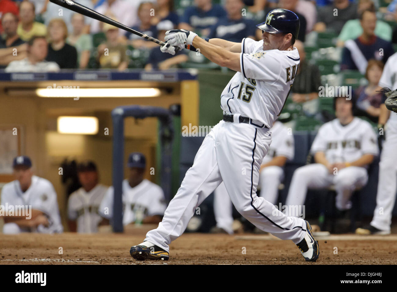 Edmonds drives in five in Brewers' win