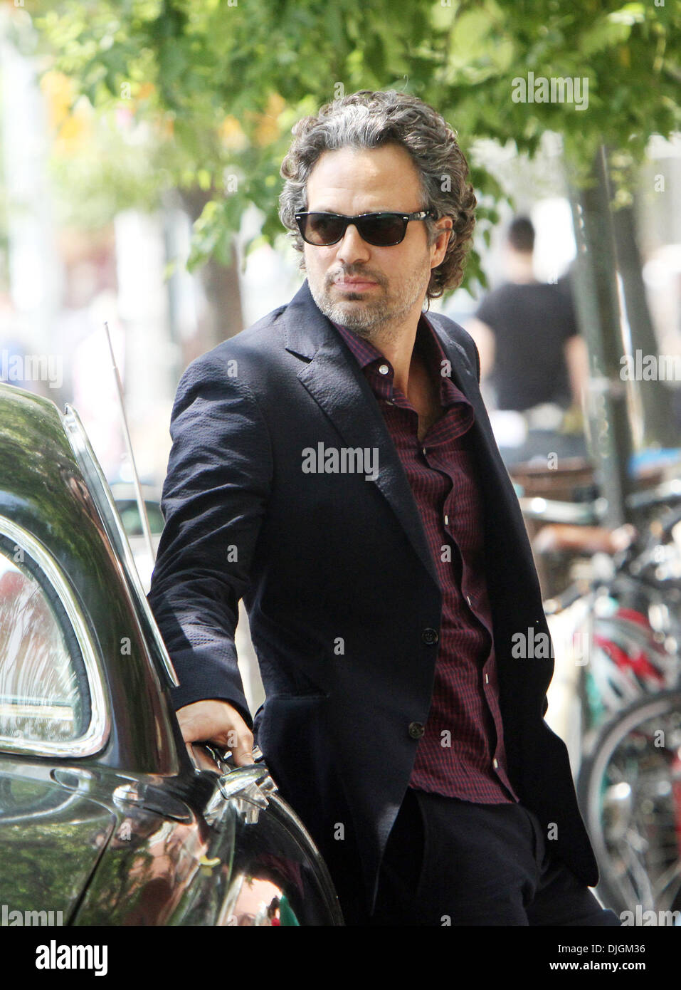 Mark Ruffalo filming on the set of her new movie 'Can a Song Save Your  Life?' in the Lower East Side, Manhattan New York City, USA – 09.07.12  Stock Photo - Alamy