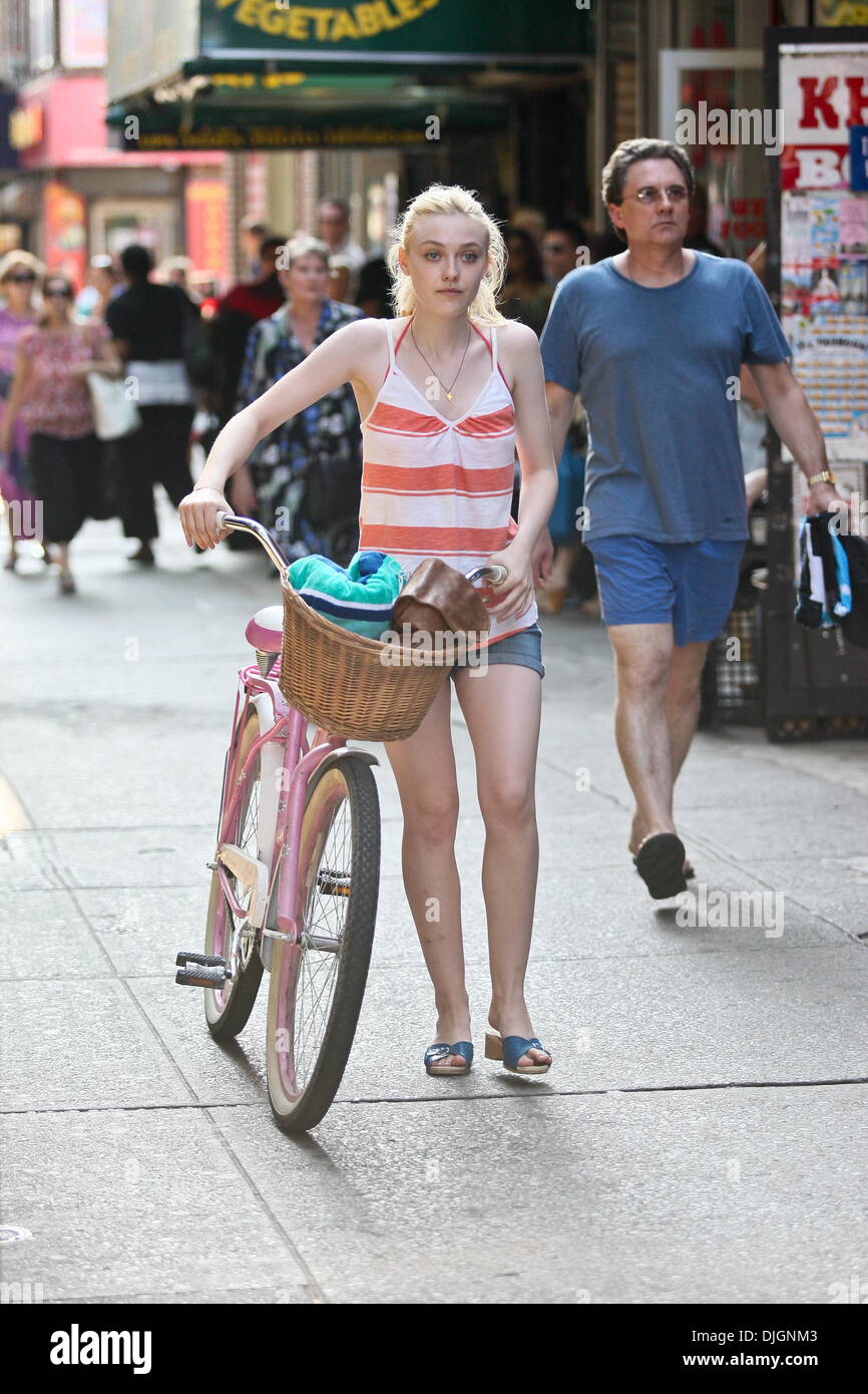 Dakota Fanning on the set of her new movie 'Very Good Girls' in Brighton  Beach, Brooklyn. 'Very Good Girls' is about two New York City girls pact to  lose their virginity during