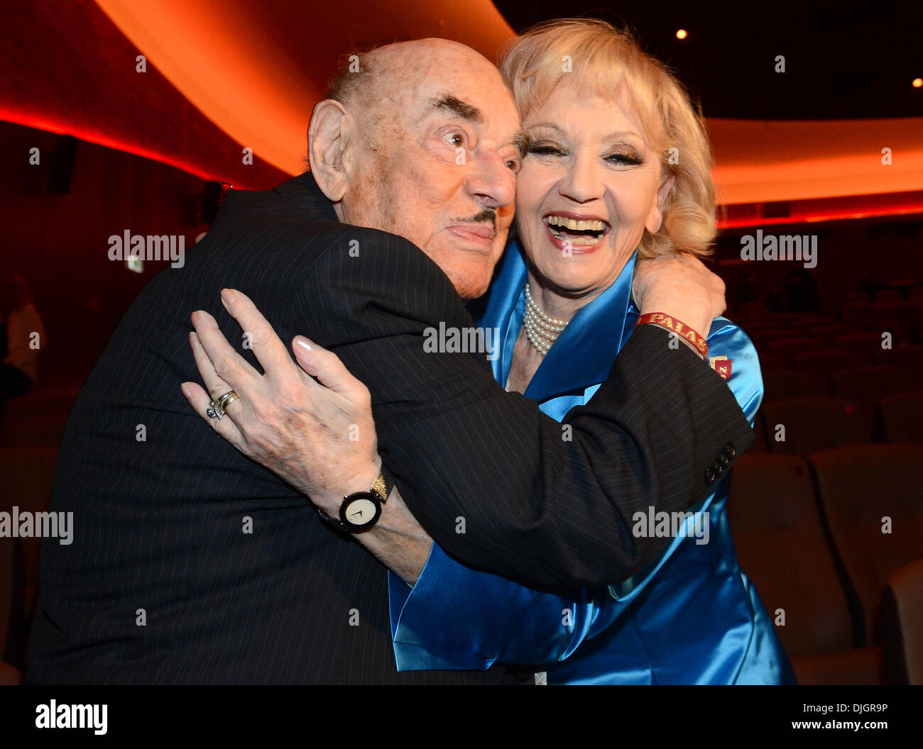 Berlin, Germany. 27th Nov, 2013. Movie producer Atze Brauner and actress Liselotte Pulver hug in the reopened cinema 'Zoo Palast' in Berlin, Germany, 27 November 2013. Photo: Britta Pedersen/dpa/Alamy Live News Stock Photo