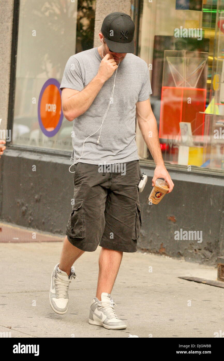 Jake Gyllenhaal visits his mom, director and screenwriter Naomi Foner on the set of her movie 'Very Good Girls' Dakota Fanning and Elizabeth Olsen star as young girls who both fall for the same street artist, played by Boyd Holbrook. Demi Moore also appea Stock Photo