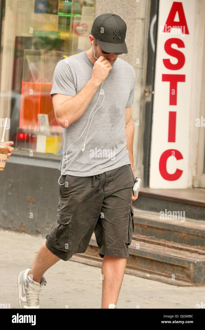 Jake Gyllenhaal visits his mom, director and screenwriter Naomi Foner on the set of her movie 'Very Good Girls' Dakota Fanning and Elizabeth Olsen star as young girls who both fall for the same street artist, played by Boyd Holbrook. Demi Moore also appea Stock Photo