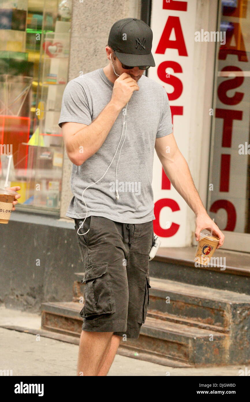 Jake Gyllenhaal visits his mom, director and screenwriter Naomi Foner on the set of her movie 'Very Good Girls' Dakota Fanning and Elizabeth Olsen star as young girls who both fall for the same street artist, played by Boyd Holbrook. Demi Moore also appea Stock Photo