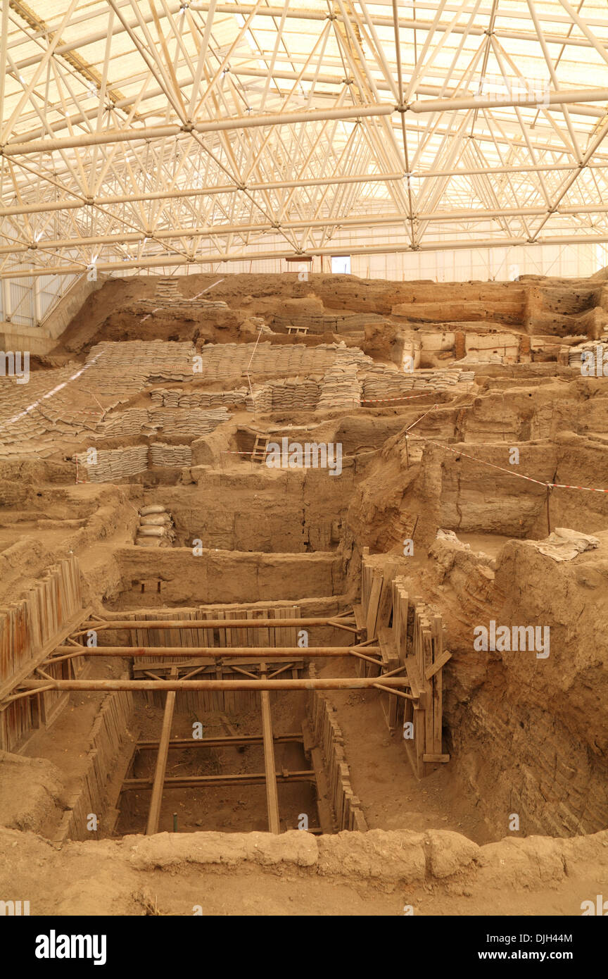 Excavations showing lowest level at Catalhoyuk neolithic settlement dating from 9,500 years, Cumra, Konya, central Turkey Stock Photo