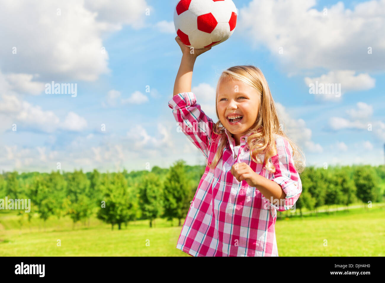 бросать мяч. бросать мяч. бросать мяч. ребенок кидает мячик. человек кидает мяч.