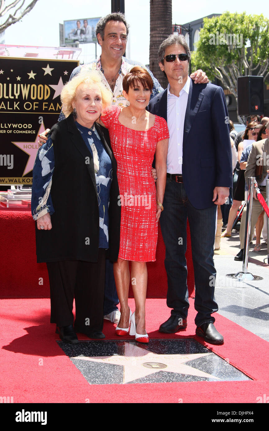 Actors Doris Roberts (lr) Brad Garrett Patricia Heaton and Ray Romano