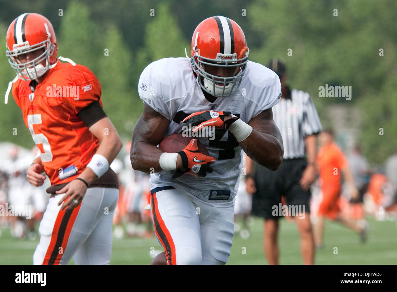 Cleveland Browns linebacker Kaluka Maiava signs a shirt at the Cleveland  Browns NFL football training camp Sunday, Aug. 2, 2009, in Berea, Ohio. (AP  Photo/Tony Dejak Stock Photo - Alamy