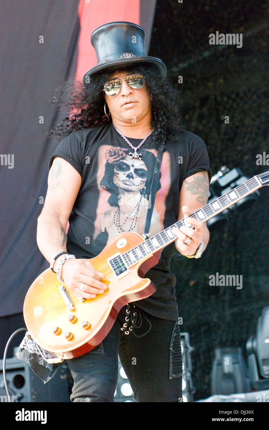 Slash guitarist hi-res stock photography and images - Alamy