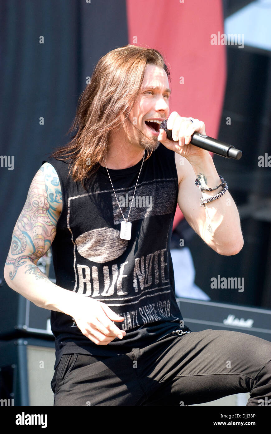 Slash featuring Myles Kennedy and Conspirators perform at