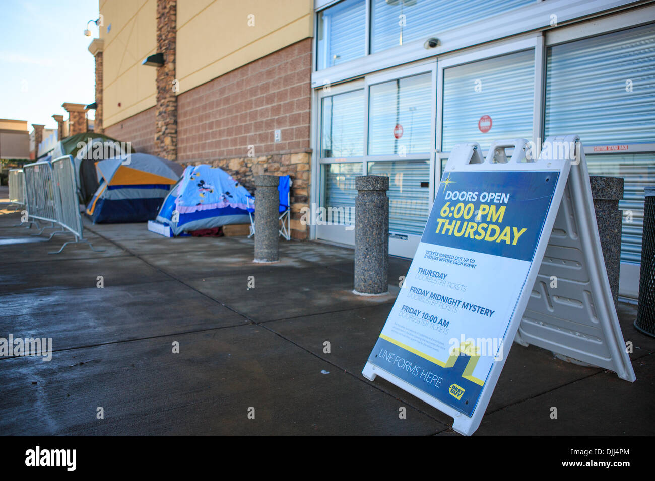Aurora, Colorado USA – 28 November 2013. Christmas holiday shoppers sleep in their tents early on Thanksgiving morning to hold their spot in line for Black Friday deals at a Best Buy electronics store.  The store is scheduled to open at 6:00pm the day of Thanksgiving. Credit:  Ed Endicott/Alamy Live News Stock Photo