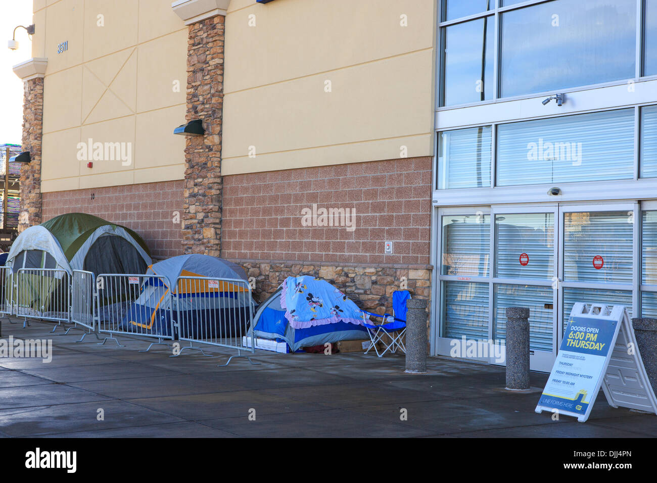 Aurora, Colorado USA – 28 November 2013. Christmas holiday shoppers sleep in their tents early on Thanksgiving morning to hold their spot in line for Black Friday deals at a Best Buy electronics store.  The store is scheduled to open at 6:00pm the day of Thanksgiving. Credit:  Ed Endicott/Alamy Live News Stock Photo