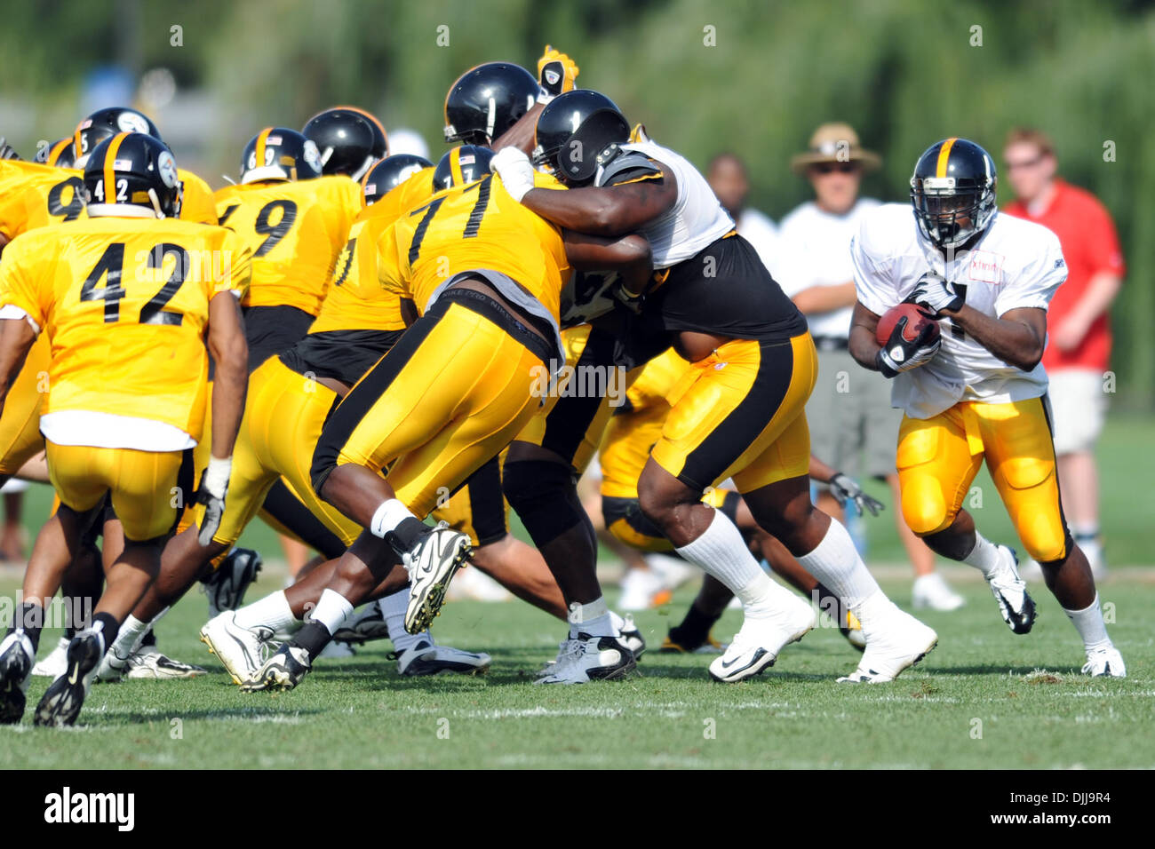 Aug. 08, 2010 - Latrobe, Pennsylvania, United States of America - 08 August, 2010: Pittsburgh Steelersrookie RB JONATHAN DWYER (#41) turns the corner for a long gain at  St. Vincent College home of the Steelers training camp.  Mandatory Credit: Paul Lindenfelser/ Soutcreek Global (Credit Image: © Southcreek Global/ZUMApress.com) Stock Photo
