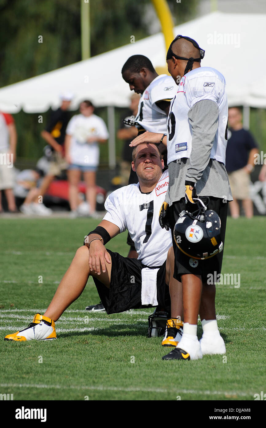 Aug. 09, 2010 - Latrobe, PENNSYLVANNIA, United States of America - 09 August, 2010: Pittsburgh Steelers' quarterback BEN ROETHLISBERGER (7) talks with Pittsburgh Steelers' wide receiver HINES WARD (86) on the sidelines during training camp at St. Vincent College in Latrobe, PA...MANDATORY CREDIT: DEAN BEATTIE / SOUTHCREEK GLOBAL (Credit Image: © Southcreek Global/ZUMApress.com) Stock Photo