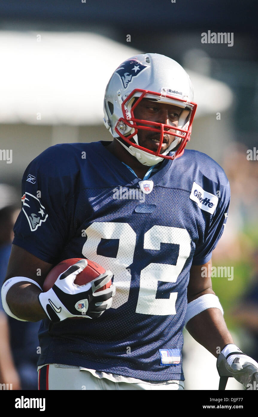 Aug. 11, 2010 - Foxborough, Massachusetts, United States of America - Aug 11, 2010: New England Patriots' TE ALGE CRUMPLER (82) runs after a catch during joint practice at the Gillette Stadium Practice Grounds Foxborough,Massachusetts. Mandatory Credit: Geoff Bolte / Southcreek Global (Credit Image: © Southcreek Global/ZUMApress.com) Stock Photo