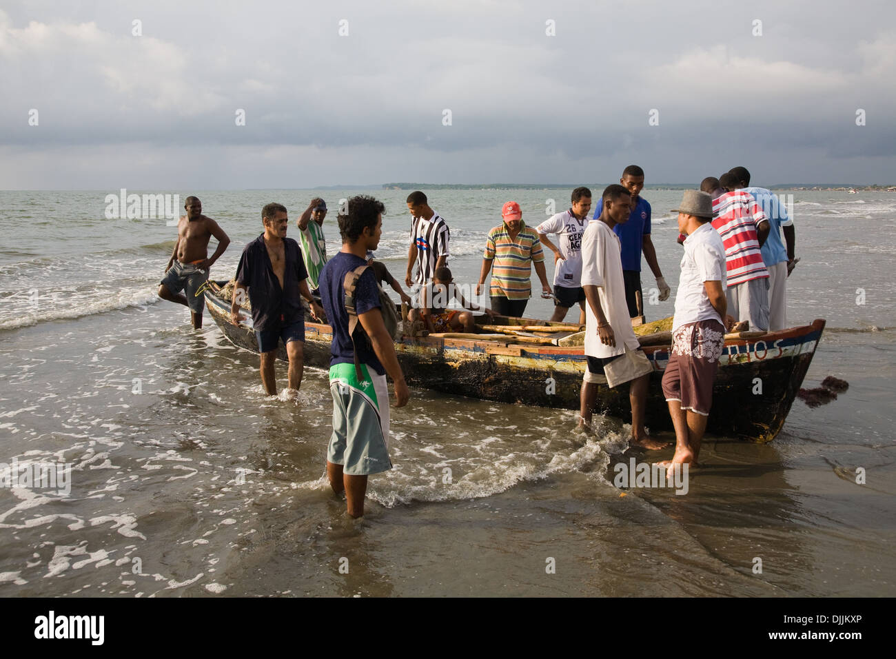 Artisan fishermen bringing in their catch, Colombia Stock Photo