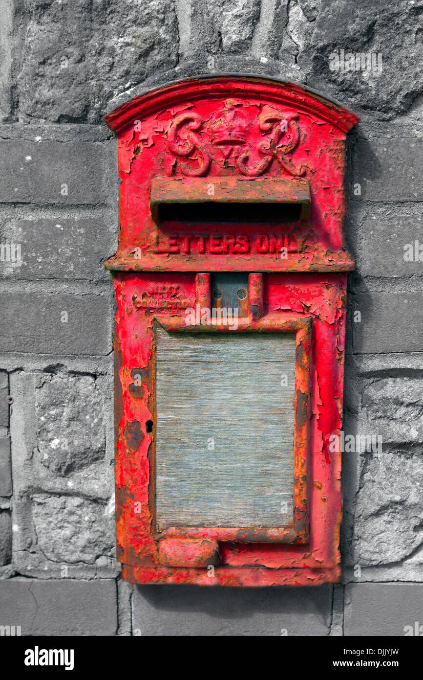 rusty disused George V lamp letterbox set into a wall, Arford, Hindhead, Surrey Stock Photo