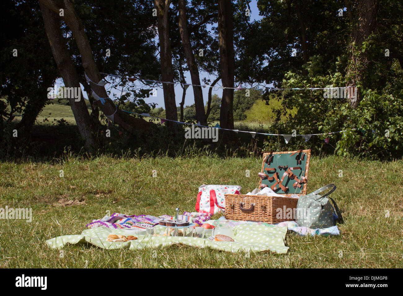 Pink picnic basket sun hi-res stock photography and images - Alamy