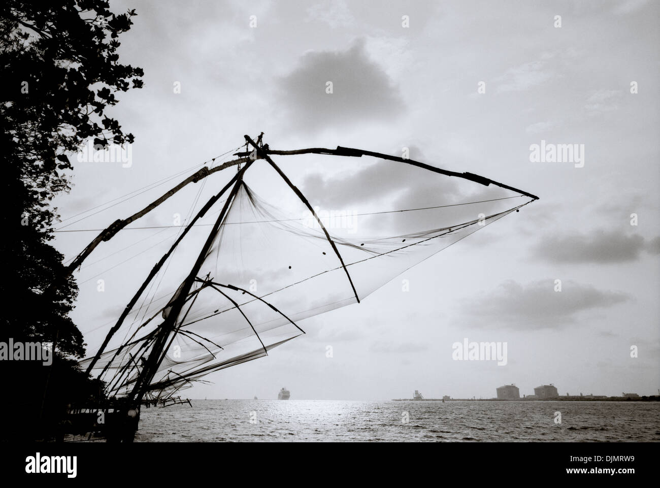 Kerala cochin chinese fishing nets hi-res stock photography and