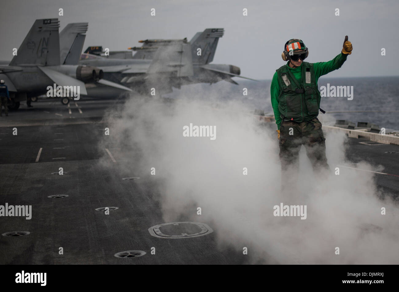 Aviation boatswains mate equipment hires stock photography and images Alamy