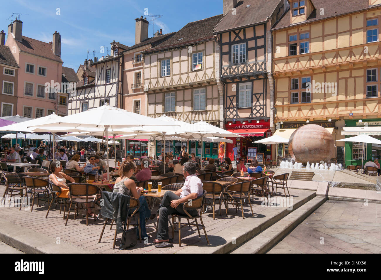 People eating at outdoor restaurants Place St Vincent Chalon sur Saone Burgundy, Eastern France Stock Photo