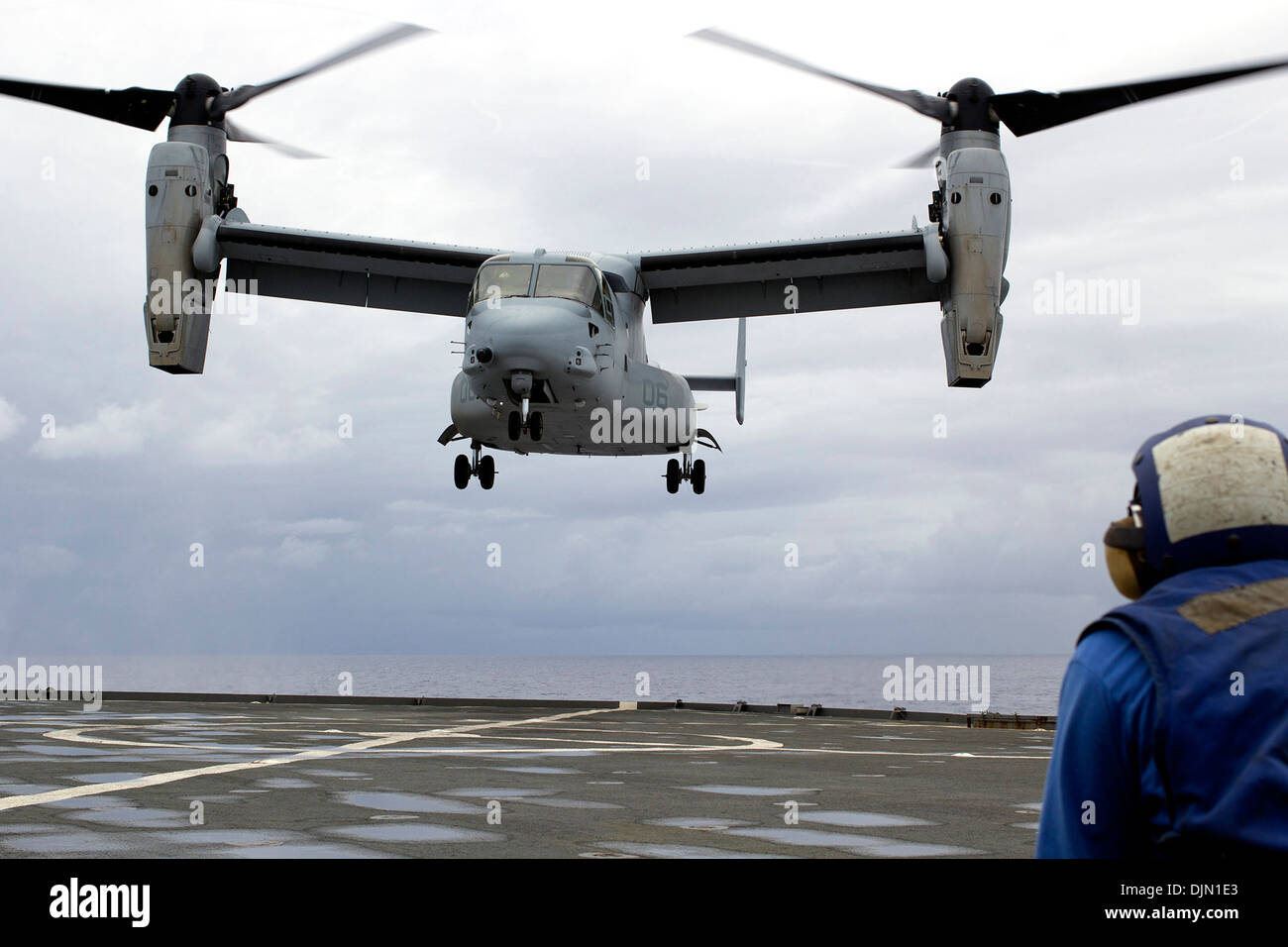 An MV-22B Osprey tiltrotor aircraft from Marine Medium Tiltrotor Squadron (VMM) 262 prepares to land on the flight deck of the amphibious dock landing ship USS Germantown (LSD 42). Aboard the Osprey was the U.S. ambassador to The Republic of the Philippin Stock Photo