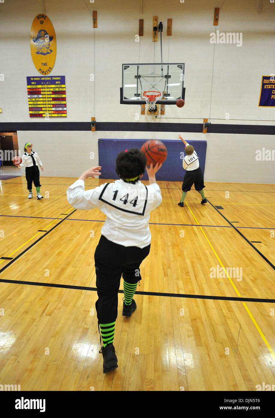 Mar 29, 2008 Iowa, USA LINDA MCEOWEN and her teammates
