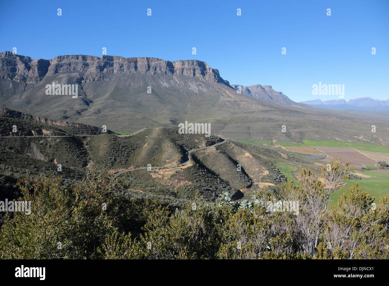 Aerial view of the Koue Bokkeveld mountain, R303 road and surrounding farms, as viewed from the Witzenberg Mountains Stock Photo