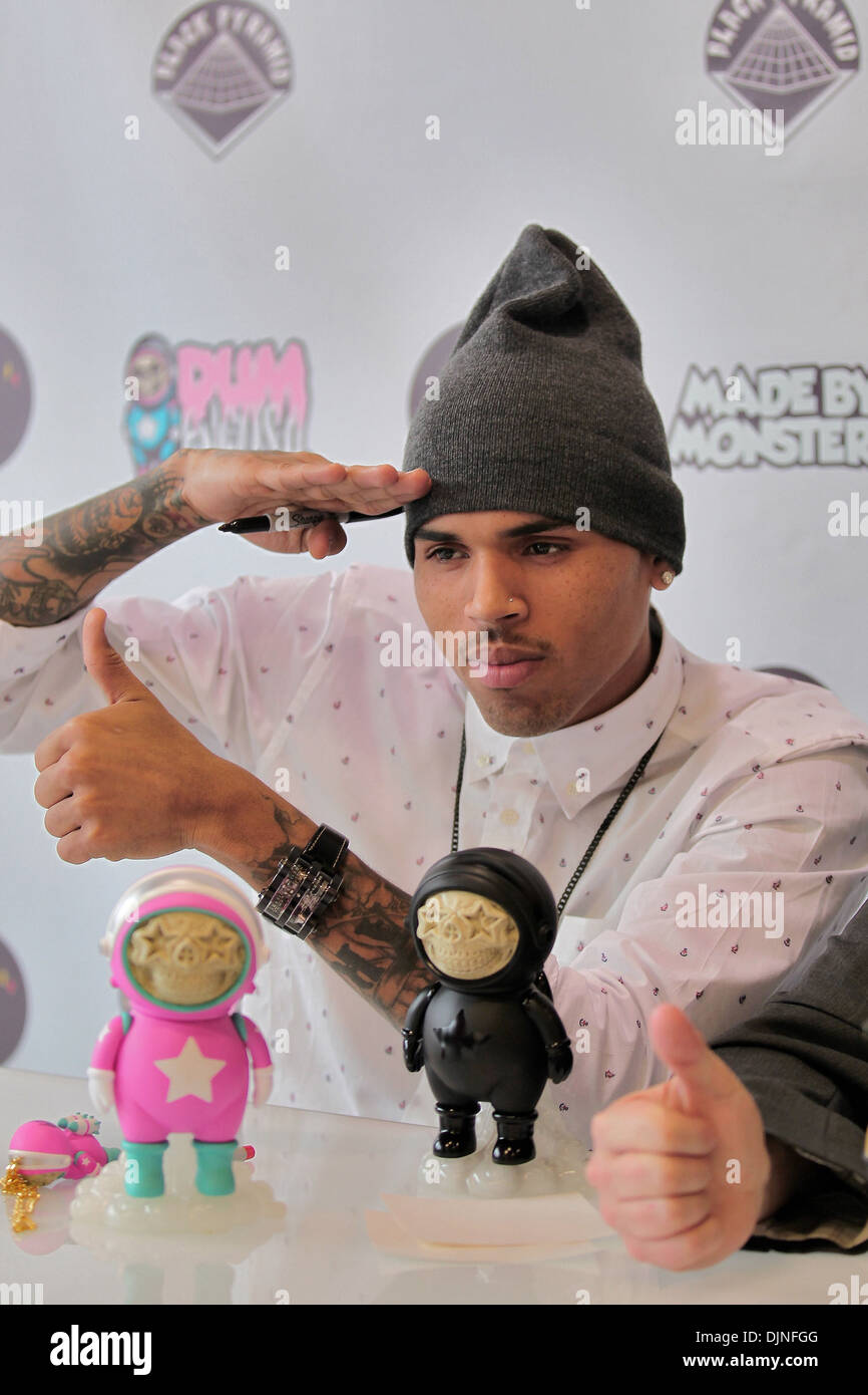 ポ*吉様 CHRIS BROWN RON ENGLISH DUM FIGURE ポ*吉様 CHRIS BROWN RON ENGLISH DUM FIGURE Ron English X Chris