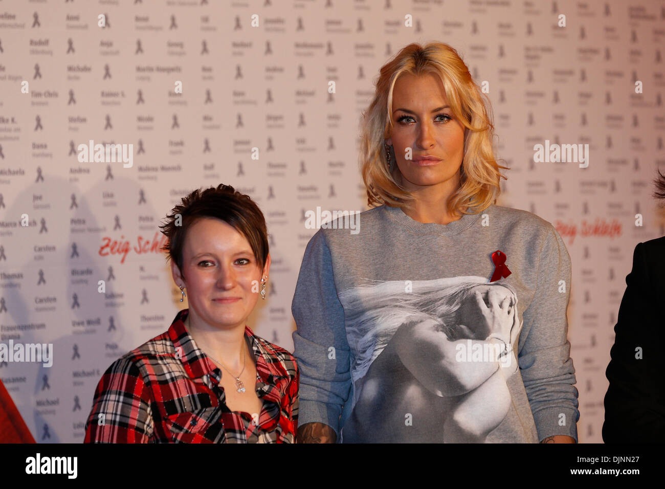 Berlin, Germany. November 29th, 2013. Press conference with German star singer Sarah Connor on 'Live together positively' on the occasion of the World AIDS Day at the admiral palace in Berlin. / Picture: Sarah Connor, Star singer and ambassador of the 'live together positively' and Doreen, HIV-positive ambassador for the action. Credit:  Reynaldo Chaib Paganelli/Alamy Live News Stock Photo