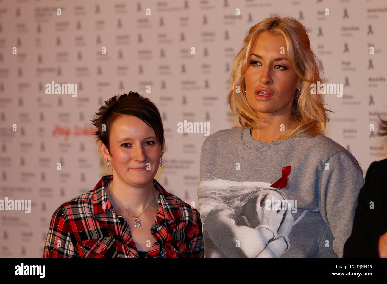 Berlin, Germany. November 29th, 2013. Press conference with German star singer Sarah Connor on 'Live together positively' on the occasion of the World AIDS Day at the admiral palace in Berlin. / Picture: Sarah Connor, Star singer and ambassador of the 'live together positively' and Doreen, HIV-positive ambassador for the action. Credit:  Reynaldo Chaib Paganelli/Alamy Live News Stock Photo