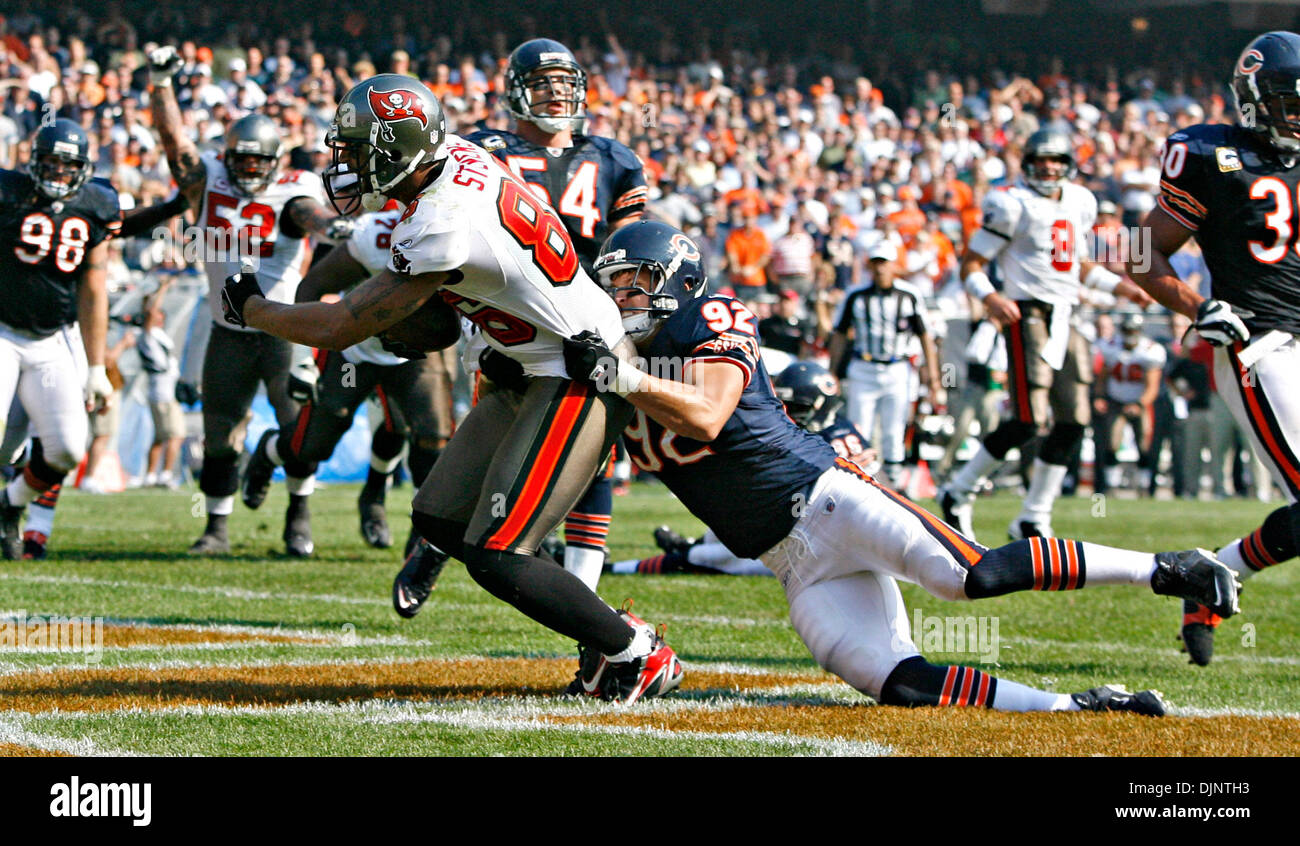 09 21 2008 - CHICAGO - Jerramy Stevens catches a touchdown pass in front of Chicago's Hunter Hillenmeyer with 7 seconds remaining to send the game into overtime. NFL FOOTBALL - Tampa Bay Buccaneers vs Chicago Bears at Soldier Field on Sunday  (Credit Image: © St. Petersburg Times/ZUMA Press) Stock Photo