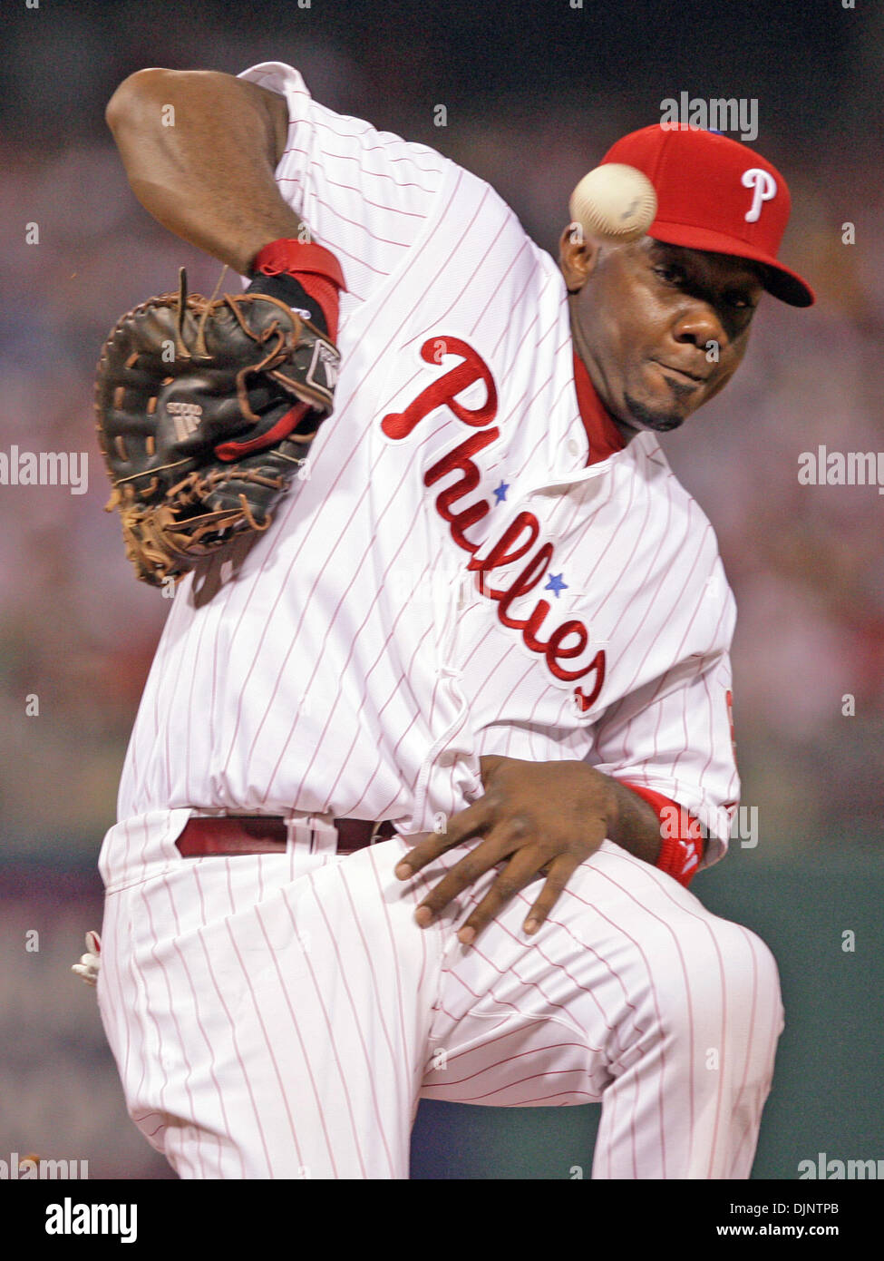 Oct 09, 2008 - Philadelphia, Pennsylvania, USA - RYAN HOWARD misses the handle on an infield single from Andre Either in Game 1 of the NLCS at Citizens Bank Park. (Credit Image: © Yong Kim/Philadelphia DailyNews/ZUMA Press) Stock Photo