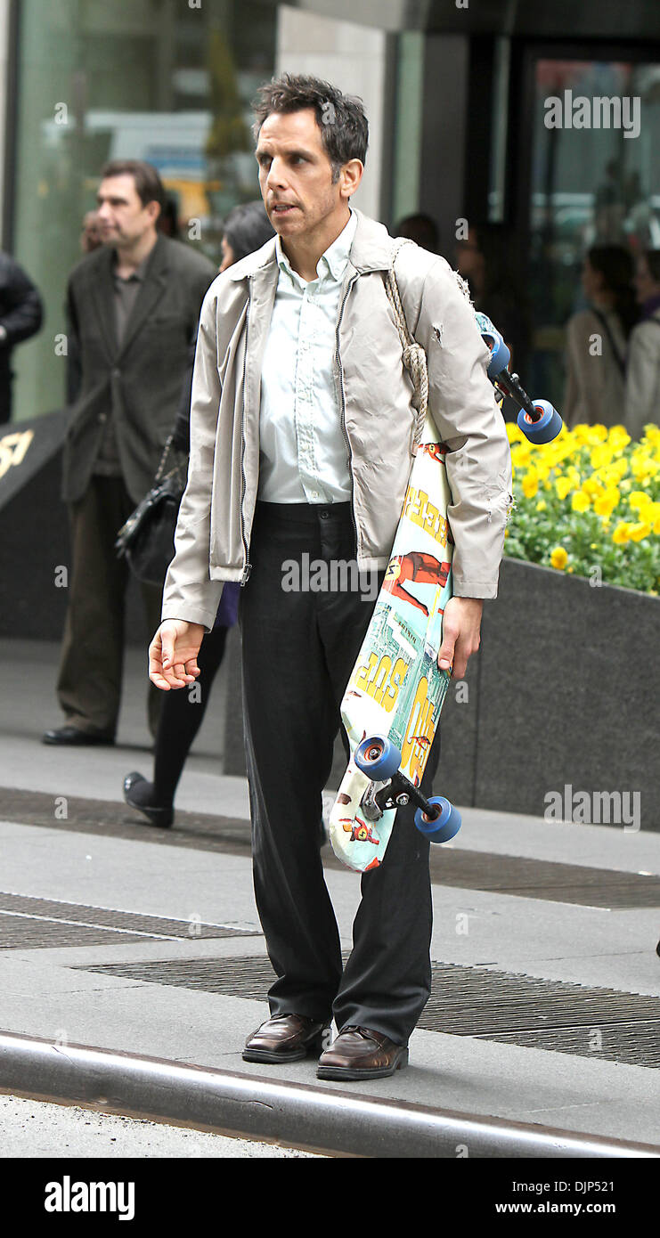 Ben Stiller shooting on location for 'The Secret Life of Walter Mitty' New  York City USA 07.05.12 Stock Photo - Alamy