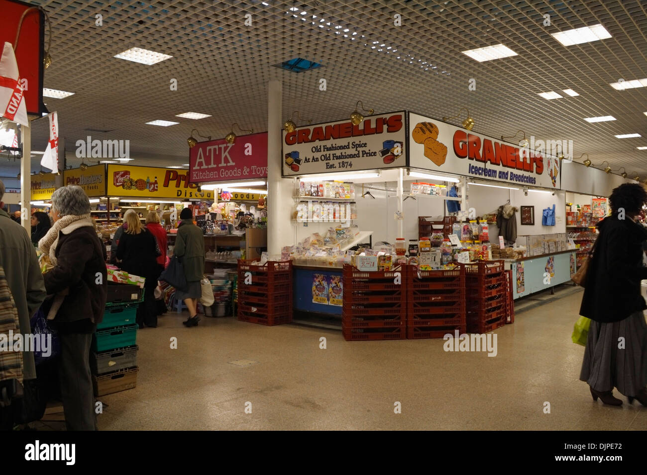 Indoor market stalls england hi-res stock photography and images - Alamy