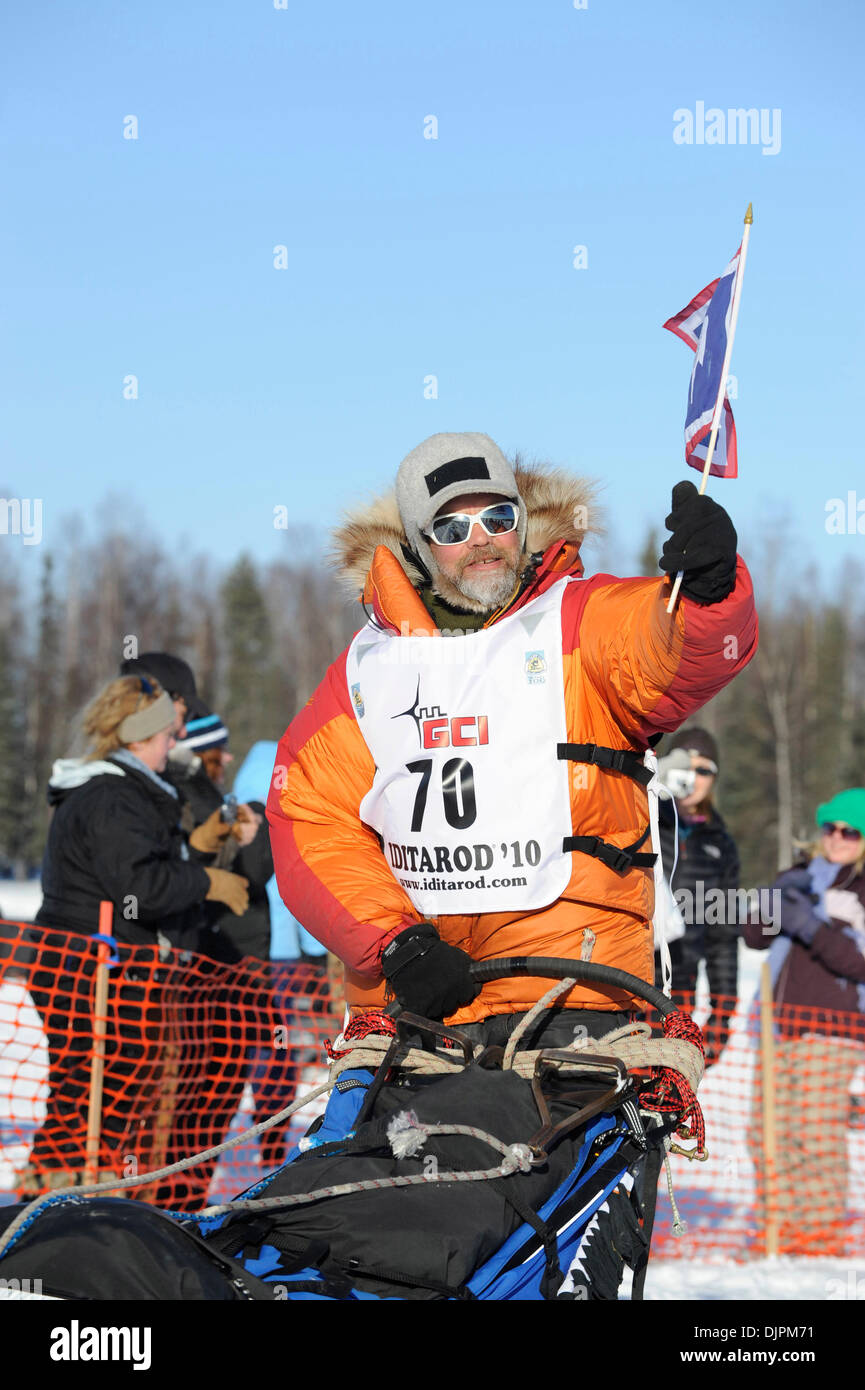 Mar 07, 2010 - Willow, Alaska, USA - Scottish musher BILLY SNODGRASS holds flag as he and his dog team take off from restart of Iditarod Trail Sled Dog Race 2010 in Willow, Alaska for the 1,100 mile race across Alaska. (Credit Image: © Ron Levy/ZUMA Press) Stock Photo