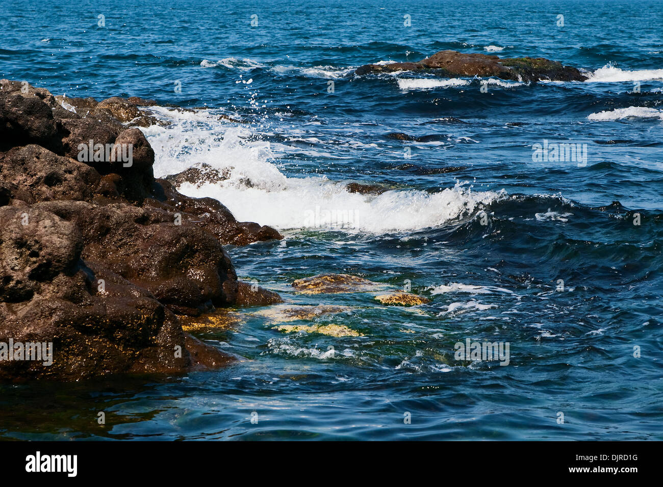 Rocks sticking out of ocean hi-res stock photography and images - Alamy