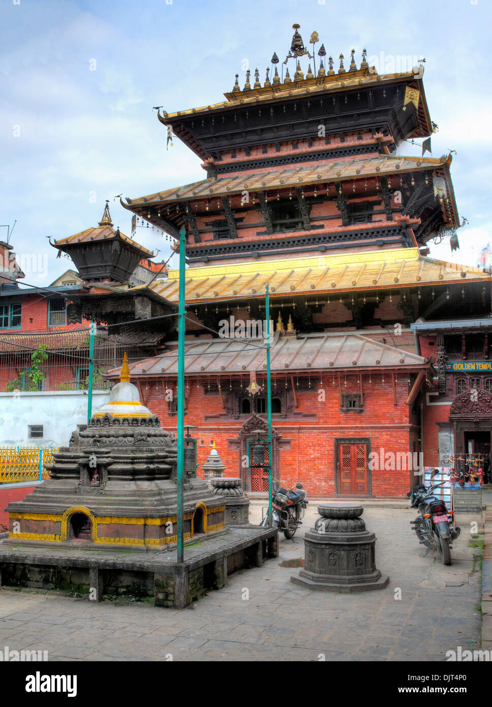 Buddhist golden temple hi-res stock photography and images - Alamy