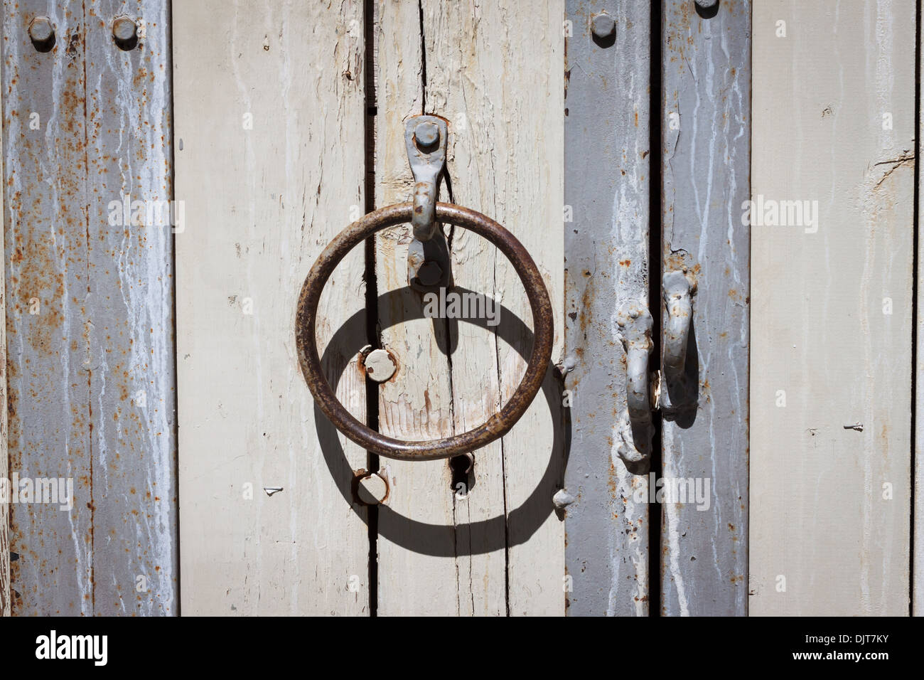 Decorative old door knob handle on wooden door Stock Photo Alamy